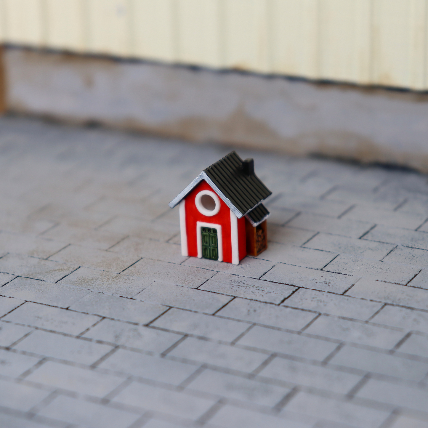 Miniatyr fågelholk svensk stuga