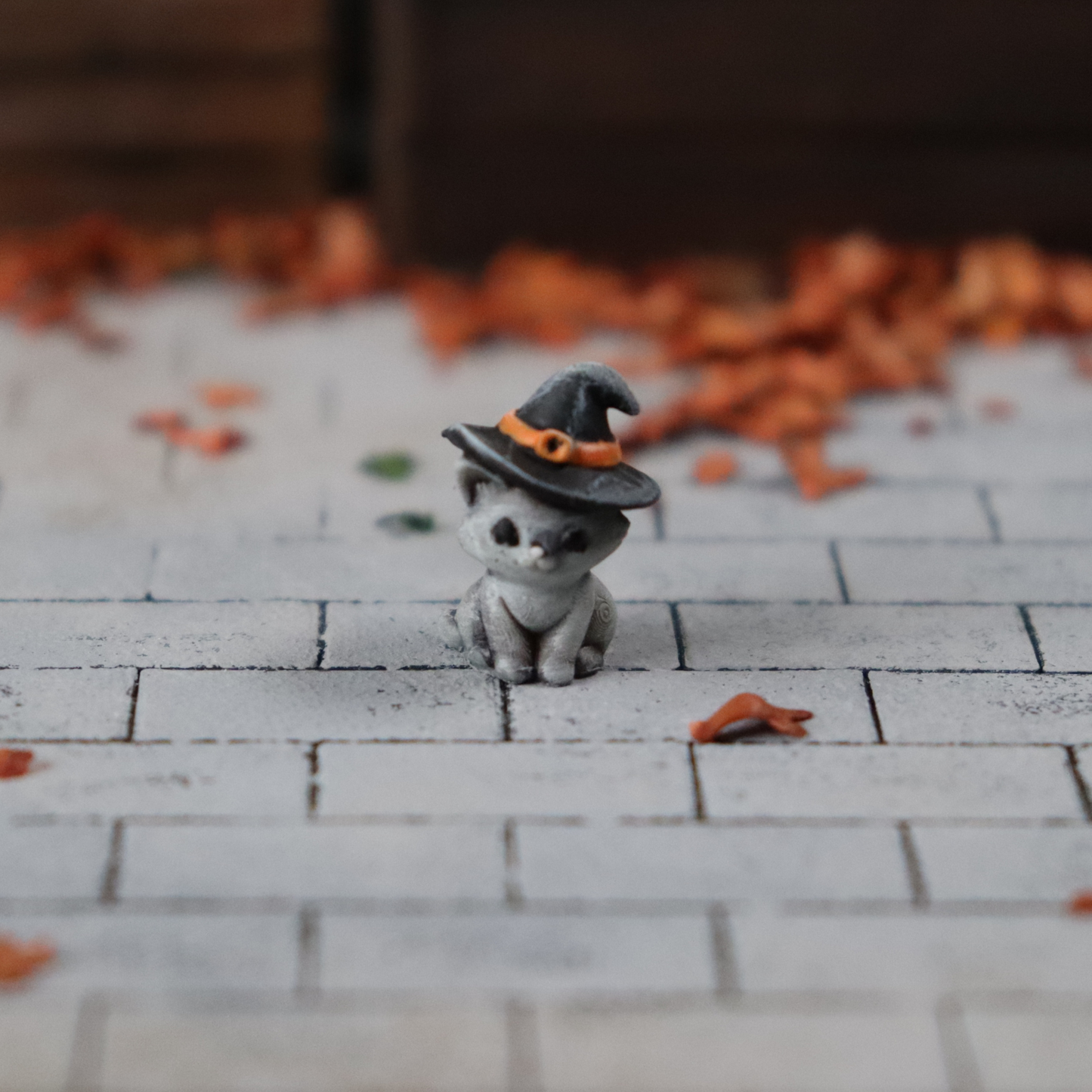 Miniatyrkatt med häxhatt