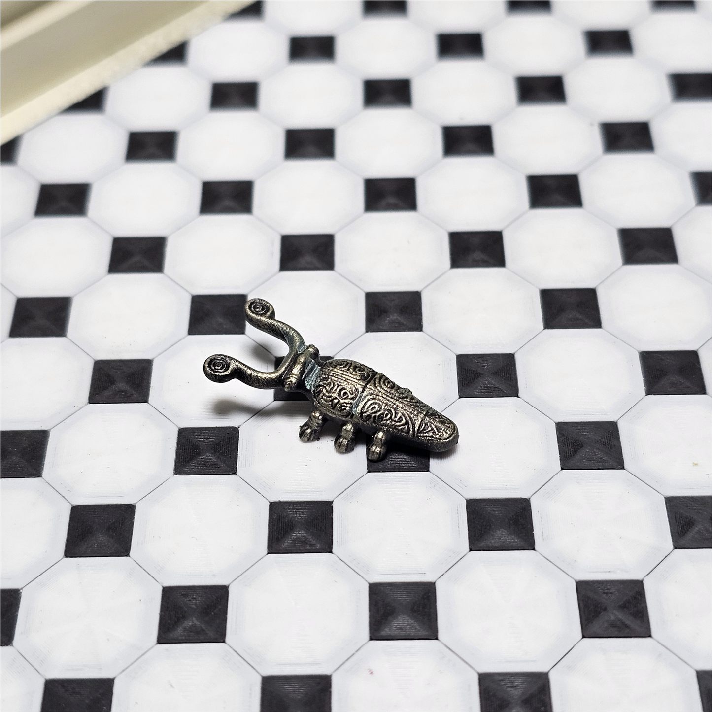 Miniatyr Skoknekt i Gjutjärn- eller Mässingsstil (Skala 1:12)