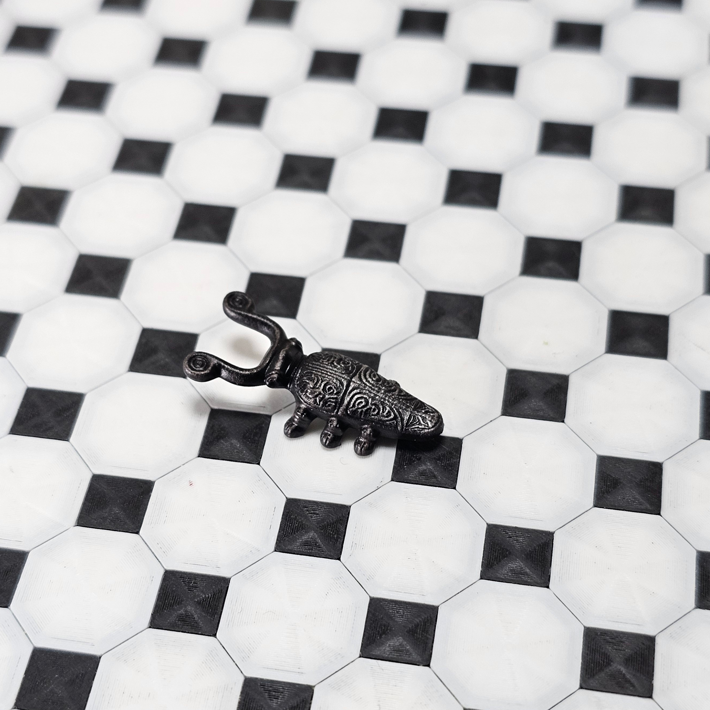 Miniatyr Skoknekt i Gjutjärn- eller Mässingsstil (Skala 1:12)