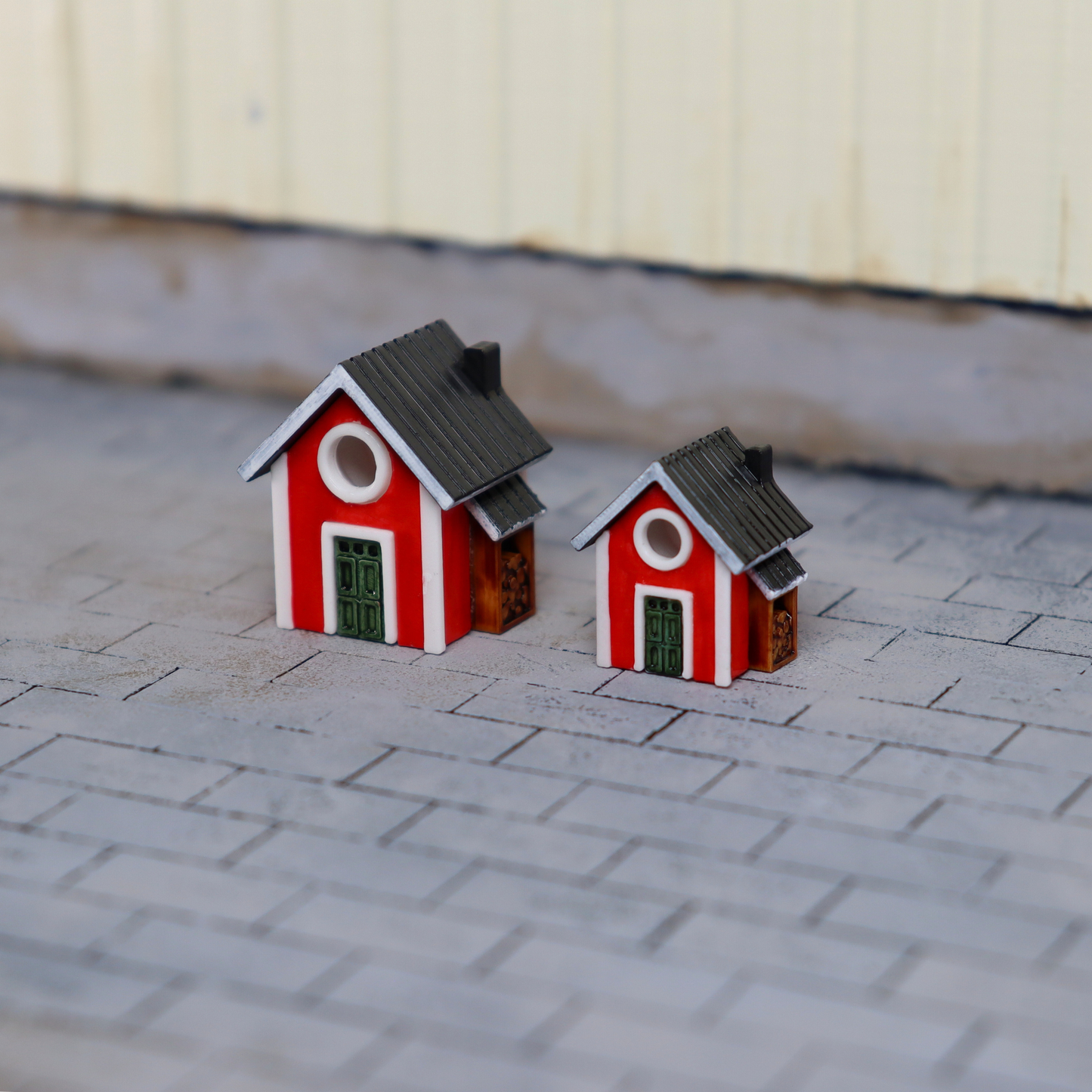 Miniatyr fågelholk svensk stuga