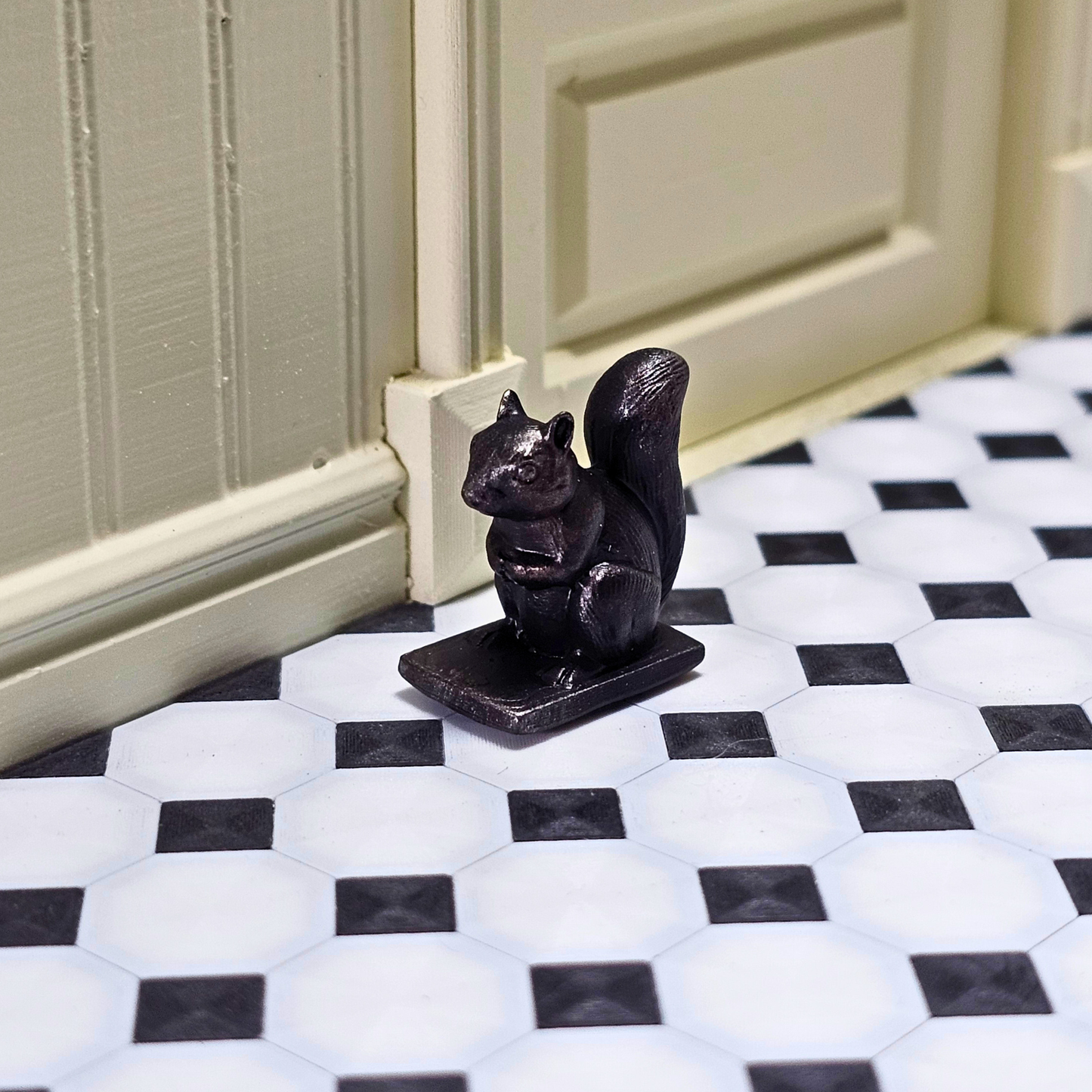 Miniatyr Dörrstopp Ekorre i Gjutjärnsstil / mässingstil (Skala 1:12)