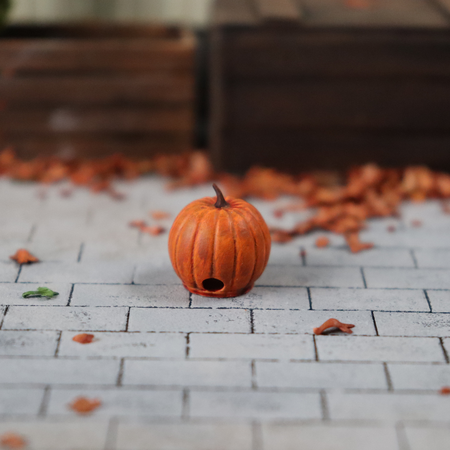 Handmålad miniatyr "Jack-o'-lantern" pumpa